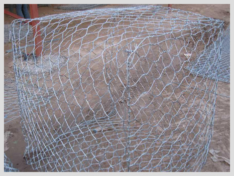 铅丝石笼网是指用重型六角网作的箱型网笼，因此有称之为“石笼网或者石笼网网箱”，欧洲也叫格宾网,石笼网箱。铅丝石笼网特点:(1)经济。只需将石头装入笼子封口即可。(2)施工简便，不需特殊技术。(3)有很