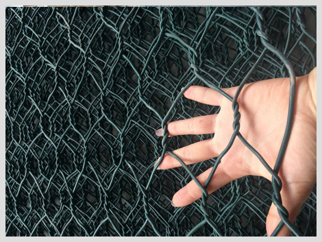 包塑石笼网是使用机器将金属线材单向搓捻两周编织的六角形网(六角网)制成的网箱，厚度在0.15-0.5m(含0.5m)，又称石笼和护垫。基本参数（1）孔径：60*80mm、80*100mm、80*120