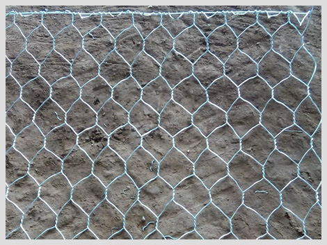 镀锌格宾网有高抗腐蚀、高强度、具有延展性的低碳钢丝或者包覆PVC的以上钢丝使用机械编织而成，石笼网箱就是石笼网制作而成的石笼网箱。石笼网的边缘线直径一般要大于网线直径。其双线绞合部分一般为双绞.以保证